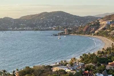 Image de Zihuantanejo beautiful penthouse with breath taking views  first class amenities