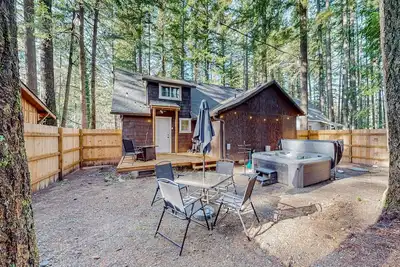 Image de Dog-friendly Mt. Hood cabin with private hot tub, yard, & electric fireplace