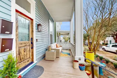 Image de Dog-friendly duplex with a fenced yard, furnished balcony, & washer\/dryer