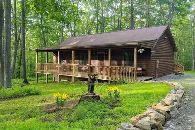 Image de Peaceful hideaway with large yard, hot tub, grill, firepit, smart TVs, & Ac