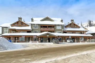 Image de Trappers Crossing Big White Luxury Ski Condo - steps away from The Village
