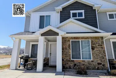 Image de Row-end townhome near lake/beach/dining with air hockey & kayaks