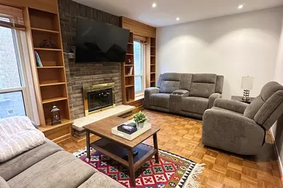 Image de Elegant 4br Home with 2 Parking & Private Entrance