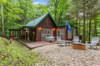 Image de Fern Gulley Cabin with Hot Tub, Pet Friendly, near Dbbb \/ Hollerwood