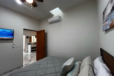 Image de New & cozy 2br/1br apt steps to marina #9