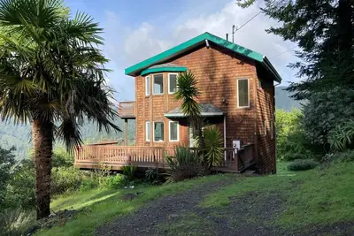 Image de Dog-friendly hilltop home with mountain/valley/ocean view & amazing deck