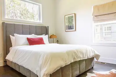 Image de Modern Luxury: Pet Friendly Downtown RaleighHome