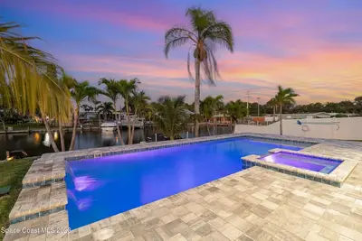 Image de New! Waterfront home with a beautiful pool and jacuzzi