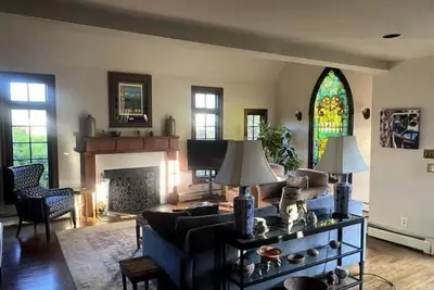 Image de 4br Chevy Chase, Md home w\/great design touches