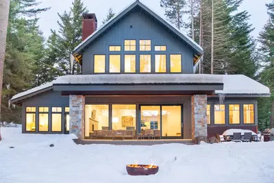 Image de Gorgeous tree-lined home with hot tub, fireplace, grill, mountain views, & Ac
