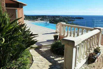 Image de Studio indépendant dans villa avec piscine