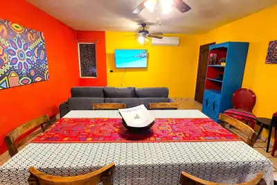 Image de Colorful Downtown 2br/2Ba Casita w/ private parkng