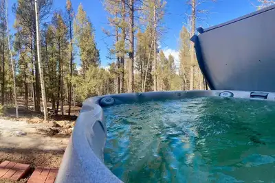 Image de Rustic cabin charm w/ hot tub, arcade basketball
