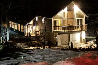 Image de Private In town quiet retreat 12+ Downstairs Bonus Kitchen and walkout quarters.
