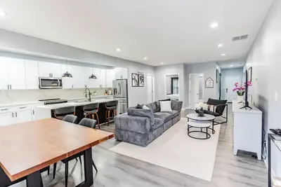 Image de Luxe Bungalow Retreat - Near State Farm & Mb Stad\n\n