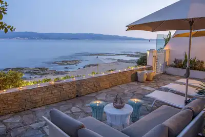 Image de La maison de vacances de bord de mer idéale à Ajaccio, pieds dans l'eau