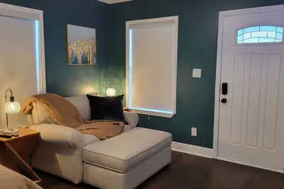 Image de A home away from home with a luxury feel. Just 20 minutes from the airport!