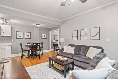 Image de 2 bdrm/2 ba in historic downtown Raleigh!
