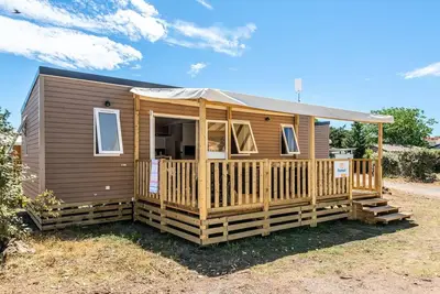 Image de Mobil-home | Premium | 3 Ch. | 6 pers. | Terrasse surélevée | A/C | Tv