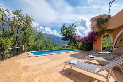 Image de Villa 'Sol y Montes' avec vue sur les montagnes, piscine privée et Wi-Fi