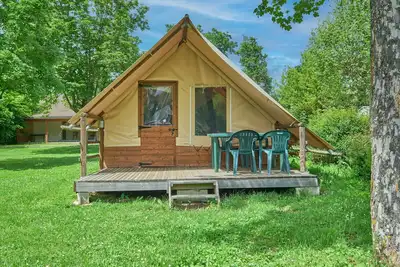 Image de Caravane \"Tente 4 Personnes\" avec piscine partagée et terrasse partagée