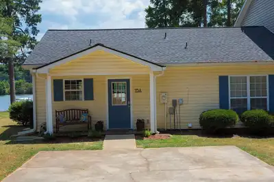 Image de Cozy updated waterfront cottage/duplex on Lake Oconee.