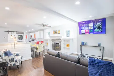 Image de Amazing 2-Homes-In-1! Entire Home Backyard, Deck & Patio For Your Group