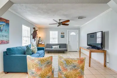 Image de Convenient Galveston Home < 1 Mi to Beach!