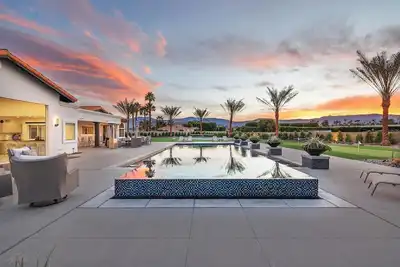 Image de 'Desert Court Dreams' Pickleball & mini golf!