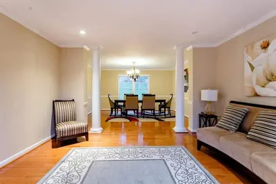 Image de Beautiful 4-Bedroom Home with Loft