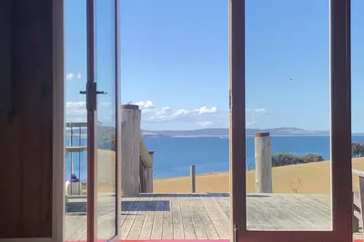 Image de Fabulous funky shed; superb views, library, fab art, private beach, outside bath