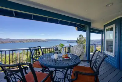 Image de The Lakehouse. Spectacular Lake & Moutain Views, Pool, private marina & dock.