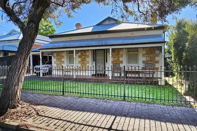 Image de 5min Cbd Park setting, Walk to shops Glorious cafes and Transport 3bed 2bath