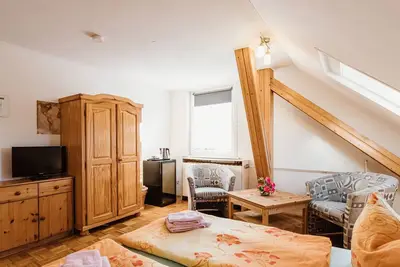 Image de Zimmer 10 - Rebentisch - Hotel Ferienwohnungen Restaurant