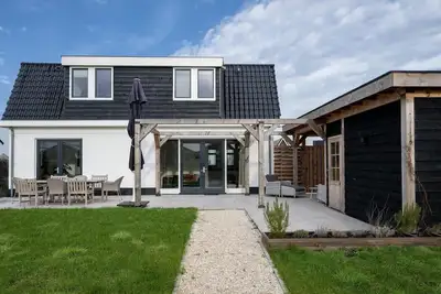 Image de Detached holiday villa by the water with spacious yard