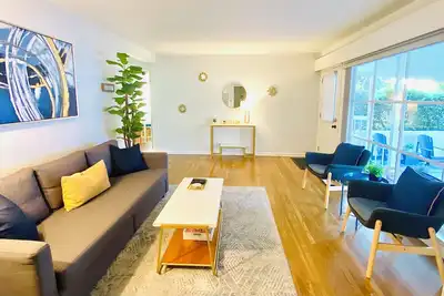 Image de Clean modern 💎 w Backyard ⭐️Ac+Parking+W&D⭐️Central location