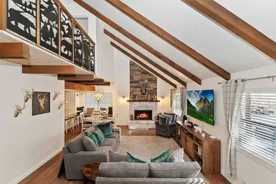 Image de Revlands Cozy Cabin By Destination Big Bear: Close to Bear Mountain Ski Resort and Golf Course! Wood Burning Fireplace! Vaulted Ceilings!
