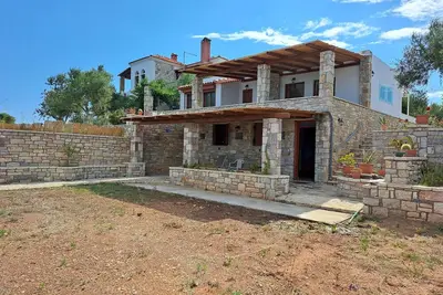 Fantastically situated vacation apartment above the beach near Chrani | Peloponn