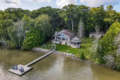 Image de Grotto Escape: Unwind at Cameron Lakehouse