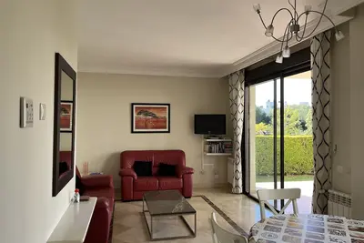 Image de Luxury Ground Floor 2 bed apartment with private garden and communal pool.