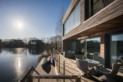 Image de Welcome to the epitome of lakeside luxury.