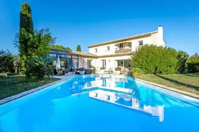 Image de Villa de 3 chambres, piscine chauffée, climatisation, à proximité du village