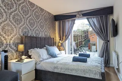 Image de This is a large two-story house, located near the city centre and Anfield