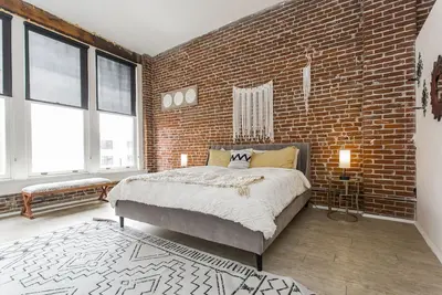 Image de Spacious loft in the heart of Kc’s River Market with walkable access to shops, dining, and the streetcar. Features a king bed, full kitchen, smart Tv, in-unit laundry, gym access, and a game room. Free street parking or private lot available for fee.