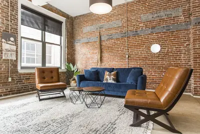 Image de Spacious 2-bed loft with full kitchen, washer/dryer, city views, and in-building gym, game room, and coffee bar. Walkable location with streetcar access just steps away.