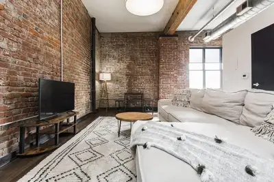 Image de Loft in the Rivermarket District! Rooftop access and Dt Kc views. Walk to City Market, local coffee shops, restaurants, shops or hop on the free streetcar just steps away. Minutes from  P&L, T-Mobile, Crossroads, Plaza. 10 min drive to stadiums.