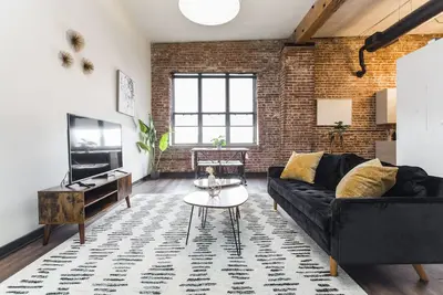 Image de Exposed brick, wood beams, & chic touches give this loft serious style. Enjoy skyline views from the rooftop, a full kitchen with coffee bar, king bed, on-site gym, & quick access to the free Kc streetcar. Walk to shops/dining, and the City Market!