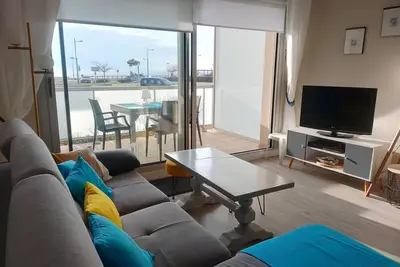 Image de Appartement 2 chambres face océan, proche commerces, balcon, parking privé, parfait pour 4 personnes