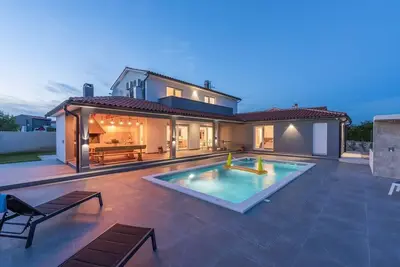 Image de Villa avec piscine et aire de jeux pour enfants