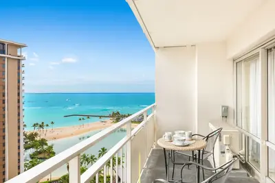 Image de Ocean & Fireworks Renovated Condo at Ilikai Hotel with Full Kitchen & WiFi